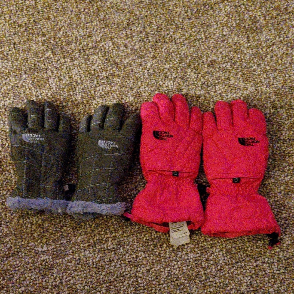 The North Face Kids Mittens - Charcoal and Bright Pink